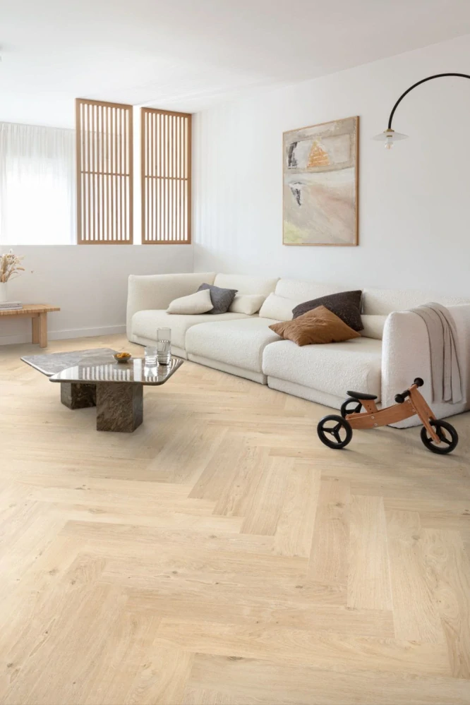 Hirame, Lively - lehce rustikální, synchronní struktura dřeva, podlaha vinylová lepená Floorify HERRINGBONE GLUEDOWN