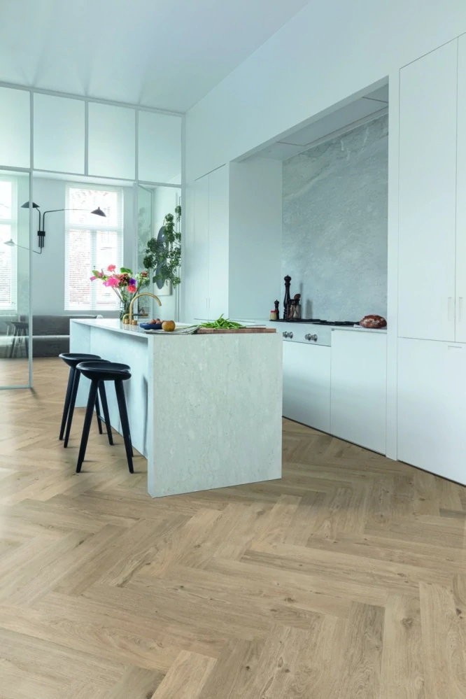 Unagi, Lively - lehce rustikální, synchronní struktura dřeva, podlaha vinylová rigidní Floorify HERRINGBONE