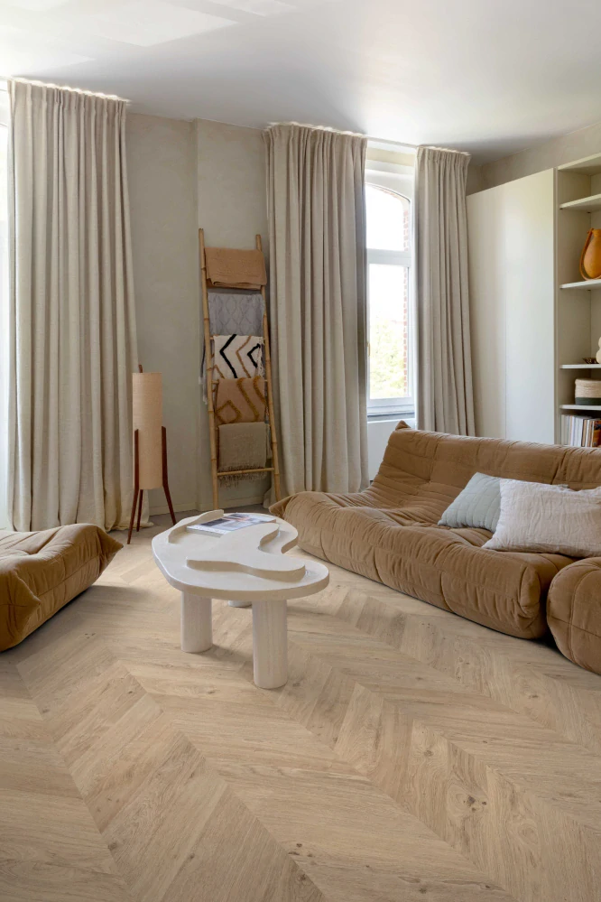 Odette, Lively - lehce rustikální, synchronní struktura dřeva, podlaha vinylová rigidní Floorify CHEVRON