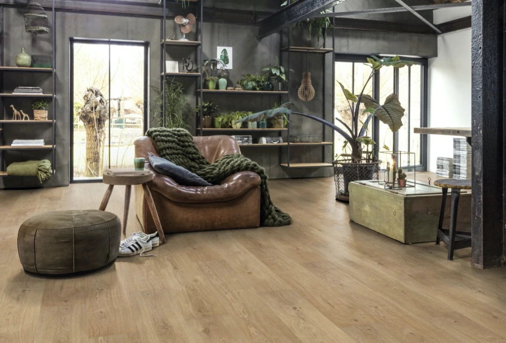 Cognac, Lively - lehce rustikální, synchronní struktura dřeva, podlaha vinylová rigidní Floorify LONG PLANKS