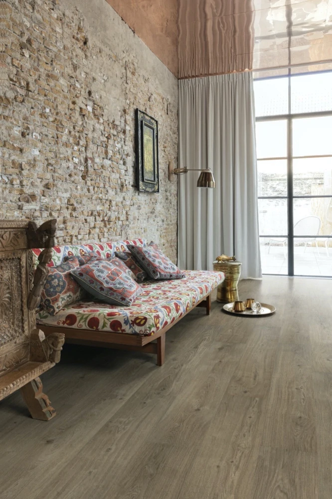 Cohiba, Lively - lehce rustikální, synchronní struktura dřeva, podlaha vinylová rigidní Floorify LONG PLANKS