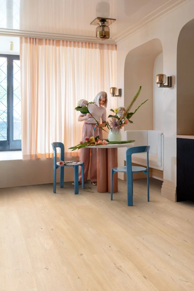 Petit Beurre, Lively - lehce rustikální, synchronní struktura dřeva, podlaha vinylová rigidní Floorify XL PLANKS