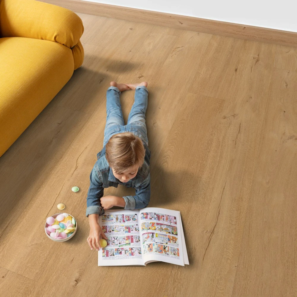 Frangipane, Lively - lehce rustikální, synchronní struktura dřeva, podlaha vinylová rigidní Floorify XL PLANKS