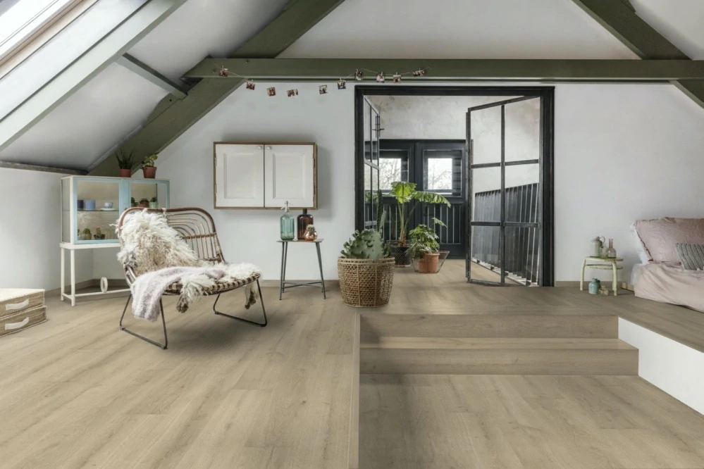 Crémant, Lively - lehce rustikální, synchronní struktura dřeva, podlaha vinylová rigidní Floorify PLANKS
